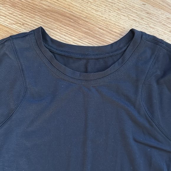 Lululemon Hiking Tee - size 6 - Picture 6 of 8